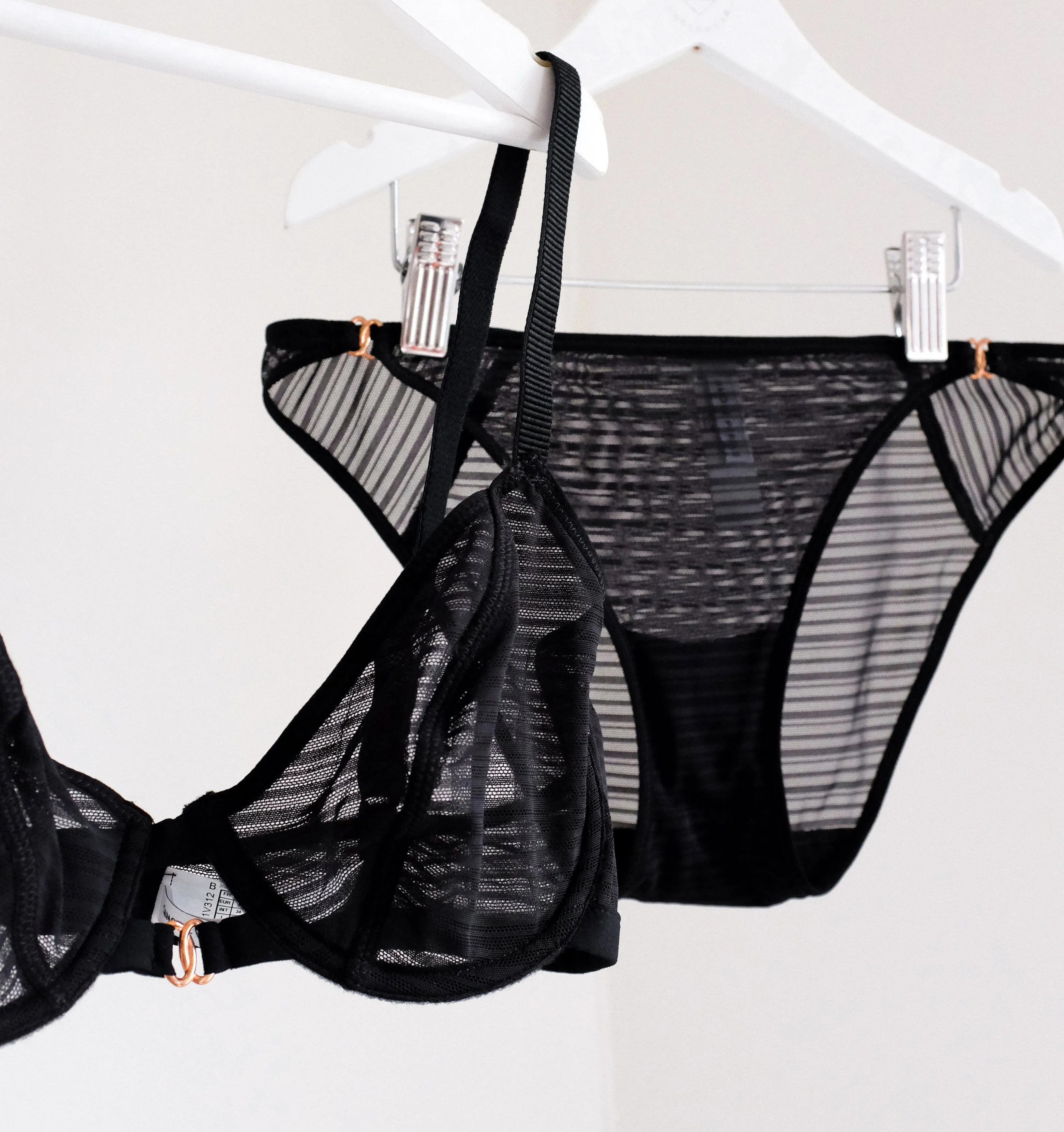 Line mesh balconette [Black]