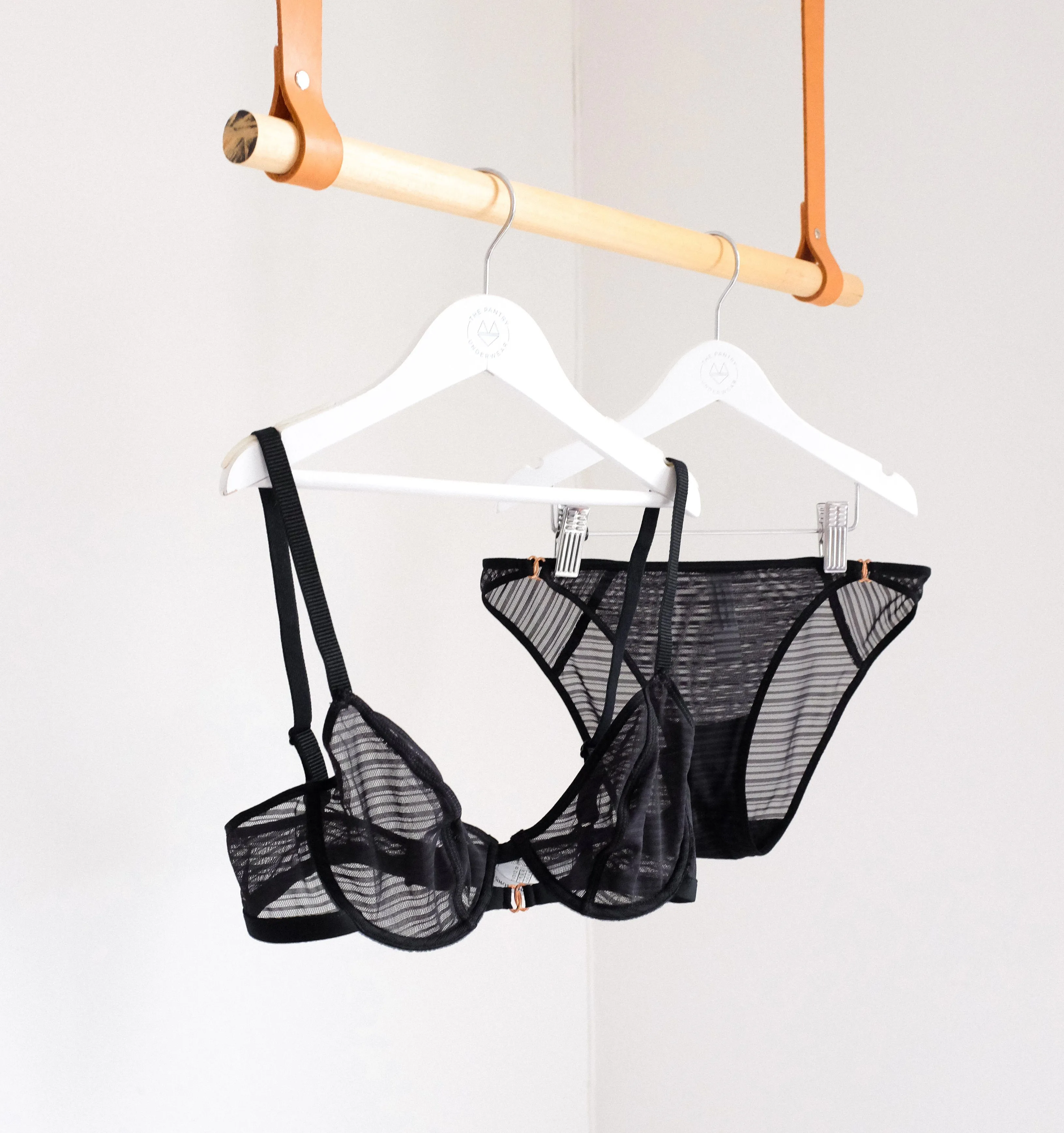 Line mesh balconette [Black]